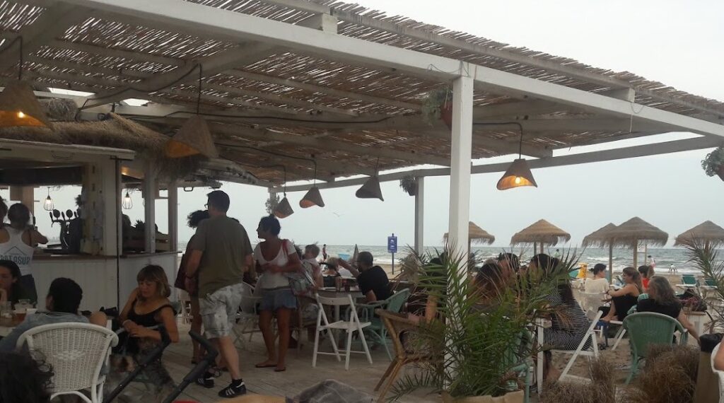 Terraza en la playa del Restaurante Maloca en La Manga. Los mejores chiringuitos al borde del Mediterráneo. Restaurante La Cala en La Manga, en teveoenmadrid.com blog de gastronomía, restauración y ocio en Madrid.