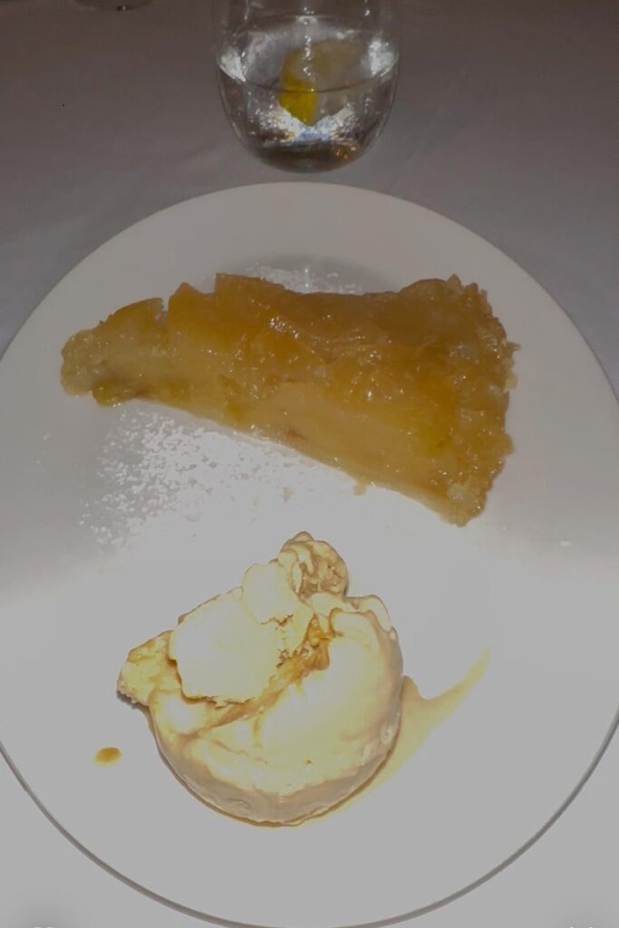 Diferente la tarta de manzana del restaurante Merci. teveoenmadrid.com blog de gastronomía, restauración y ocio en Madrid