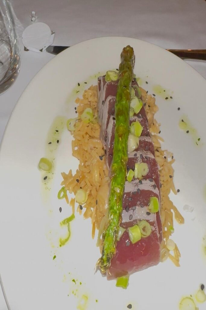 Tataki de atún y arroz salvaje del restaurante Merci. teveoenmadrid.com blog de gastronomía, restauración y ocio en Madrid