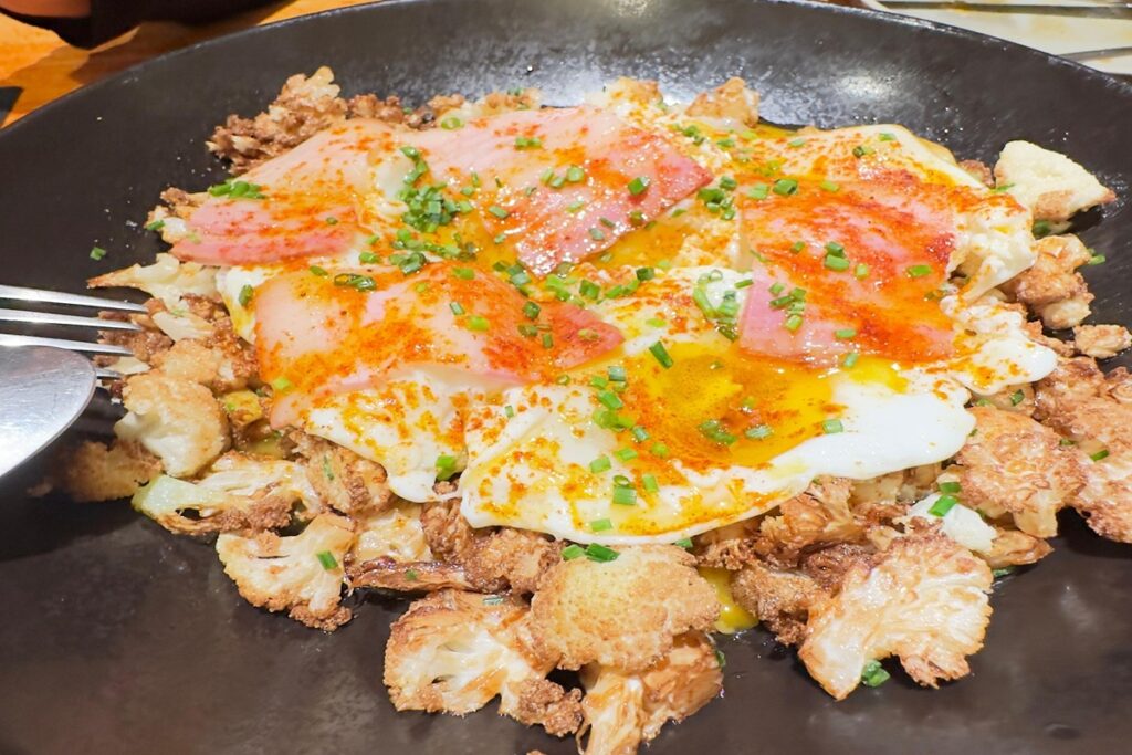 Huevos rotos con coliflor