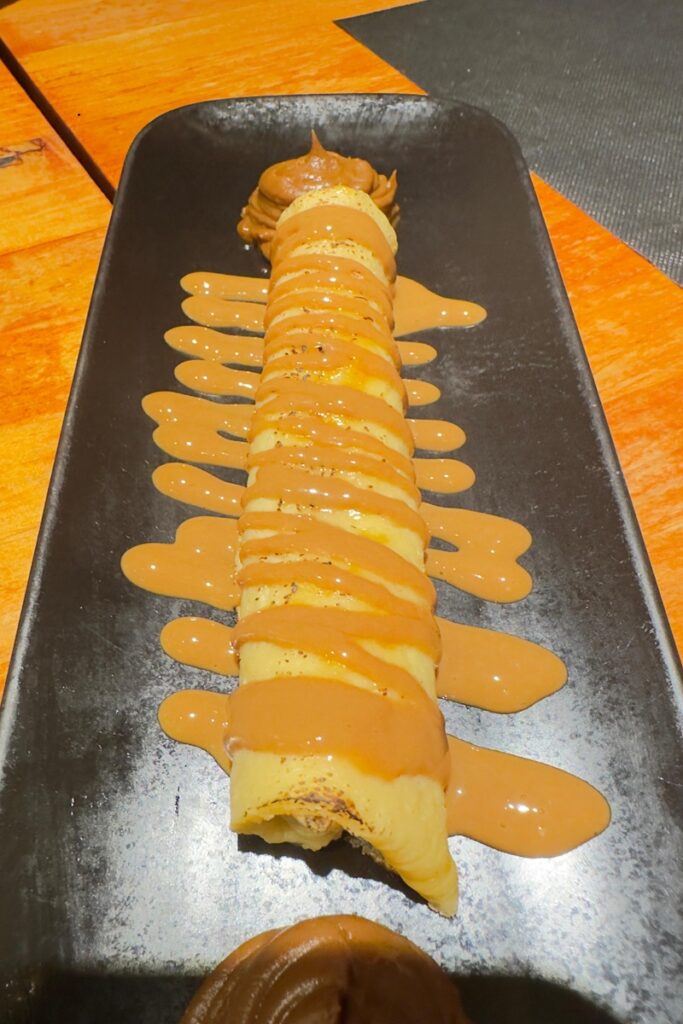 Panqueca de dulce de leche y mousse de plátano
