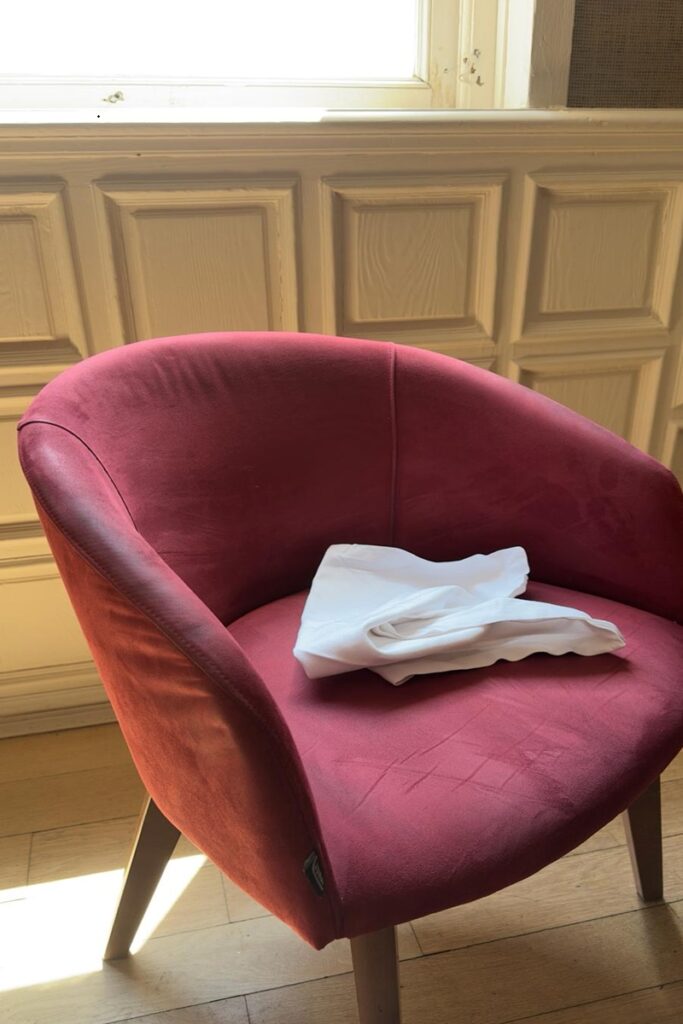 La servilleta se deja en la silla al levantarnos al baño 
