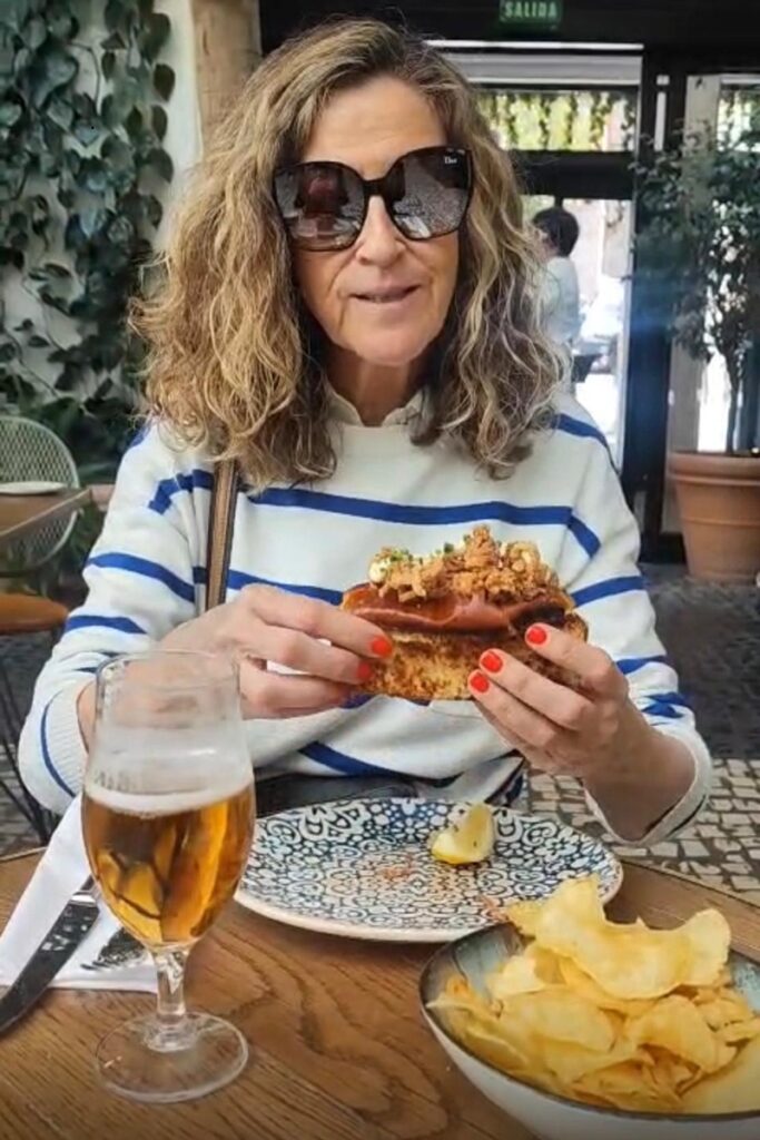 Tomando un bocadillo de calamares en la terraza del hotel Pestana