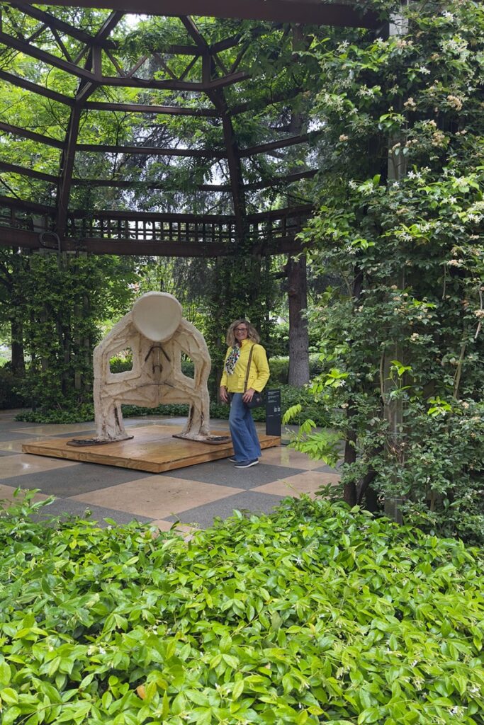 Con Moon Figure en el jardín de la Banca March