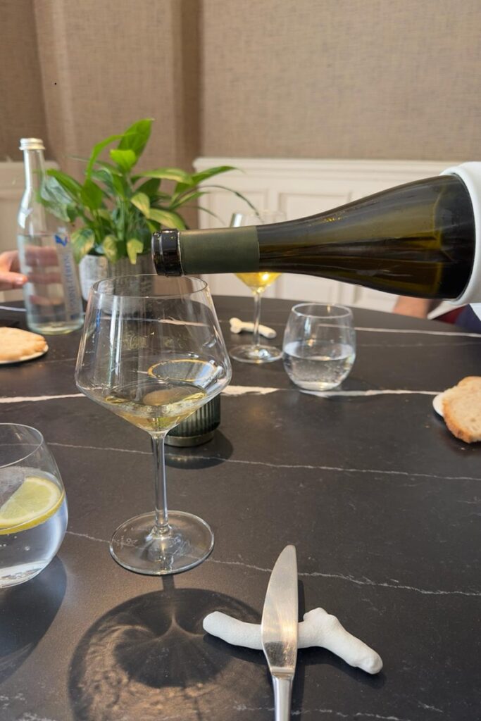 En el protocolo francés, el vino lo sirve el camarero