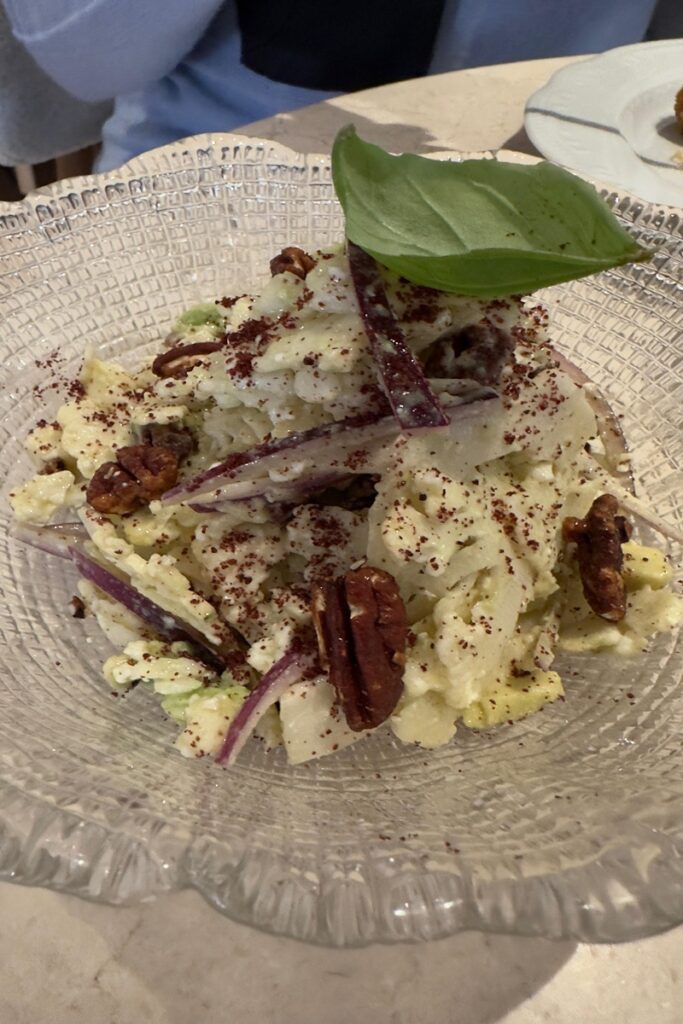 Nota Blue New Brasserie, ensalada de coliflor, el plato más demandado