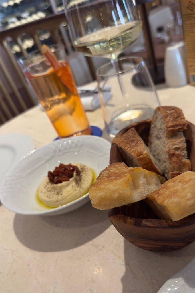 Nota Blue New Brasserie, humus y cóctel