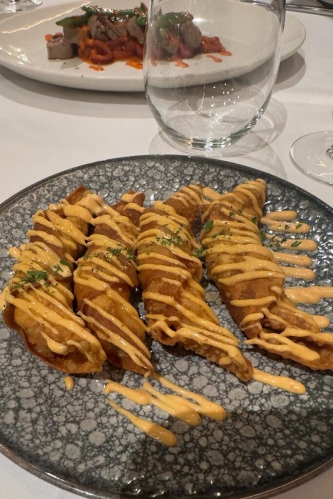 Wonton de langostinos y al fondo atún con pimientos de La Mamá