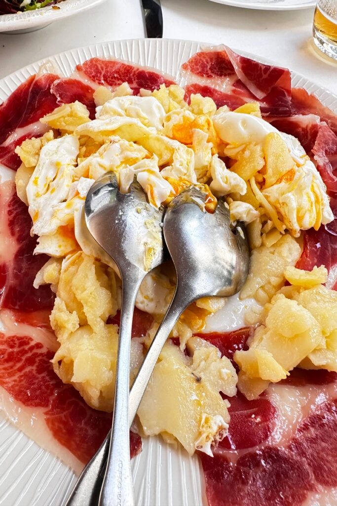 Restaurante la Marquesita.  huevos estrellados con jamón ibérico
