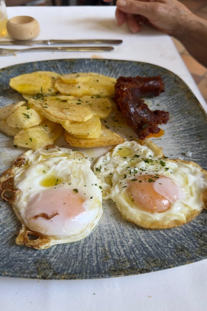 Huevos con patatas fritas y chorizo elaborado por ellos mismos en el Llar de Viri