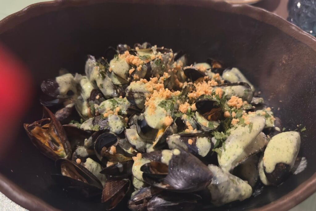 La Mestiza, mejillones de Bouchot en mantequilla de curri verde