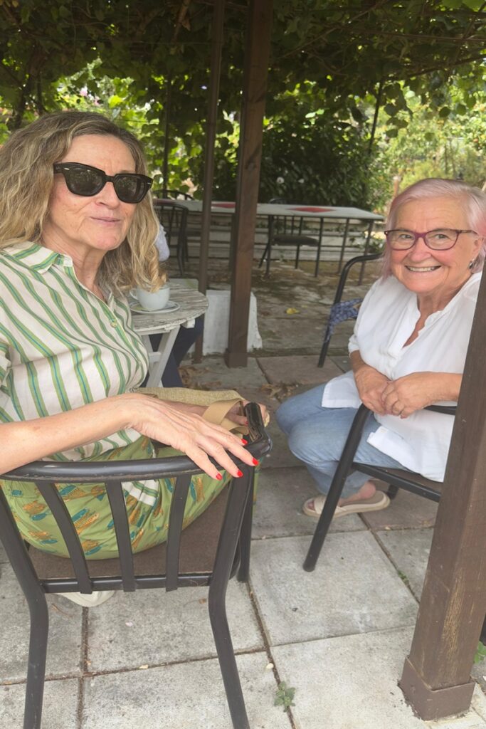 Tomando café con Viri en el jardín del Llar de Viri