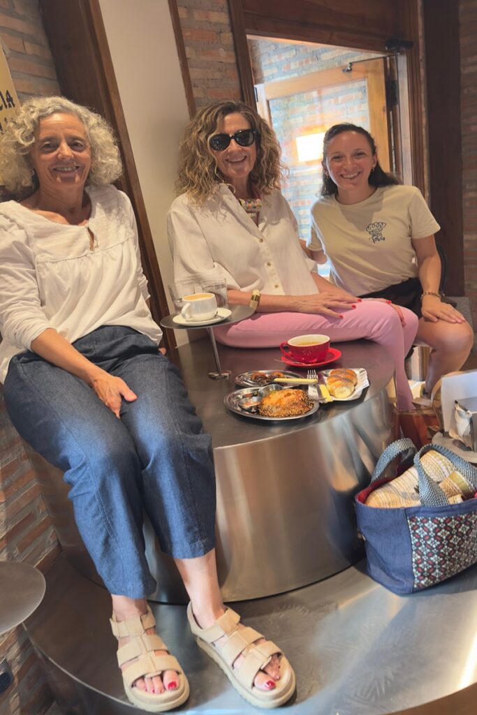 Con Tamara, dueña de Tova, y mi amiga Pilar en esta mesa tan original
