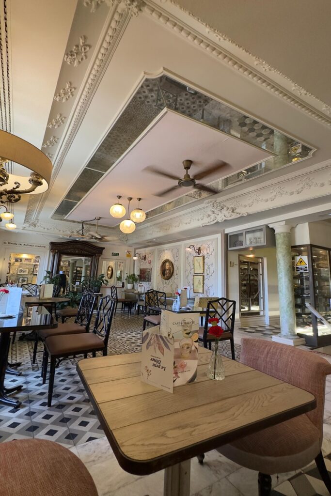 Zona de cafetería del Café de Oriente