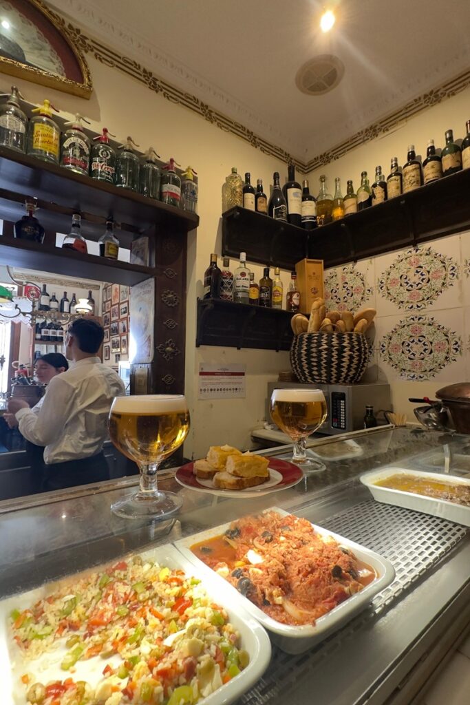 Barra de la taberna del Alabardero
