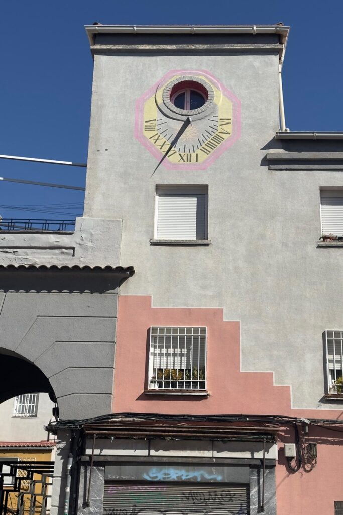 Relojes  en la Colonia Moscardó, Usera, Madrid