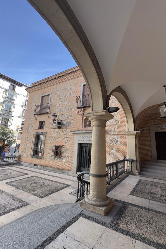 Iglesia de San Ginés. Aparece un fantasma sin cabeza