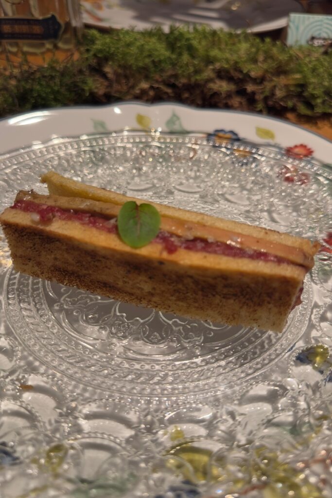 Le Bistroman Atelier, brioche de steak tartar y foie.