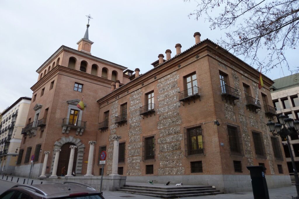 En la casa de las siete chimeneas vaga el fantasma de una mujer