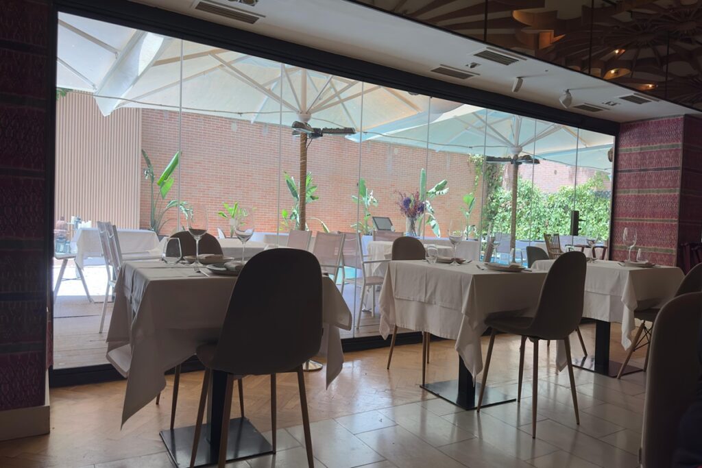 Restaurante Benares piscina y terraza desde la sala